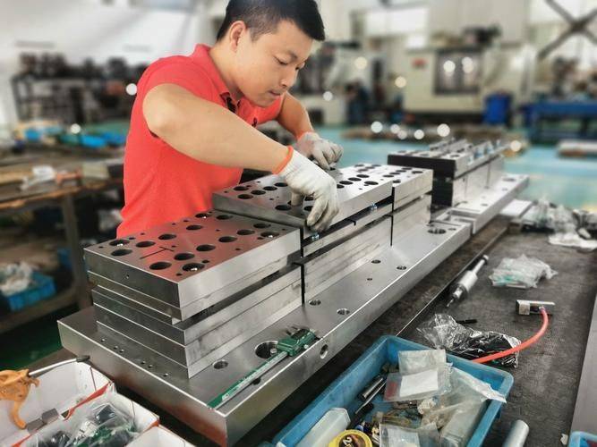 附近急招五金冲压装模工招聘信息哪里有_企业_蓝领工人_操作