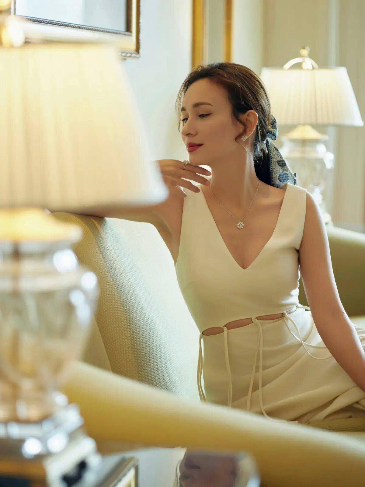 韩庚老婆卢靖姗身材太有料!