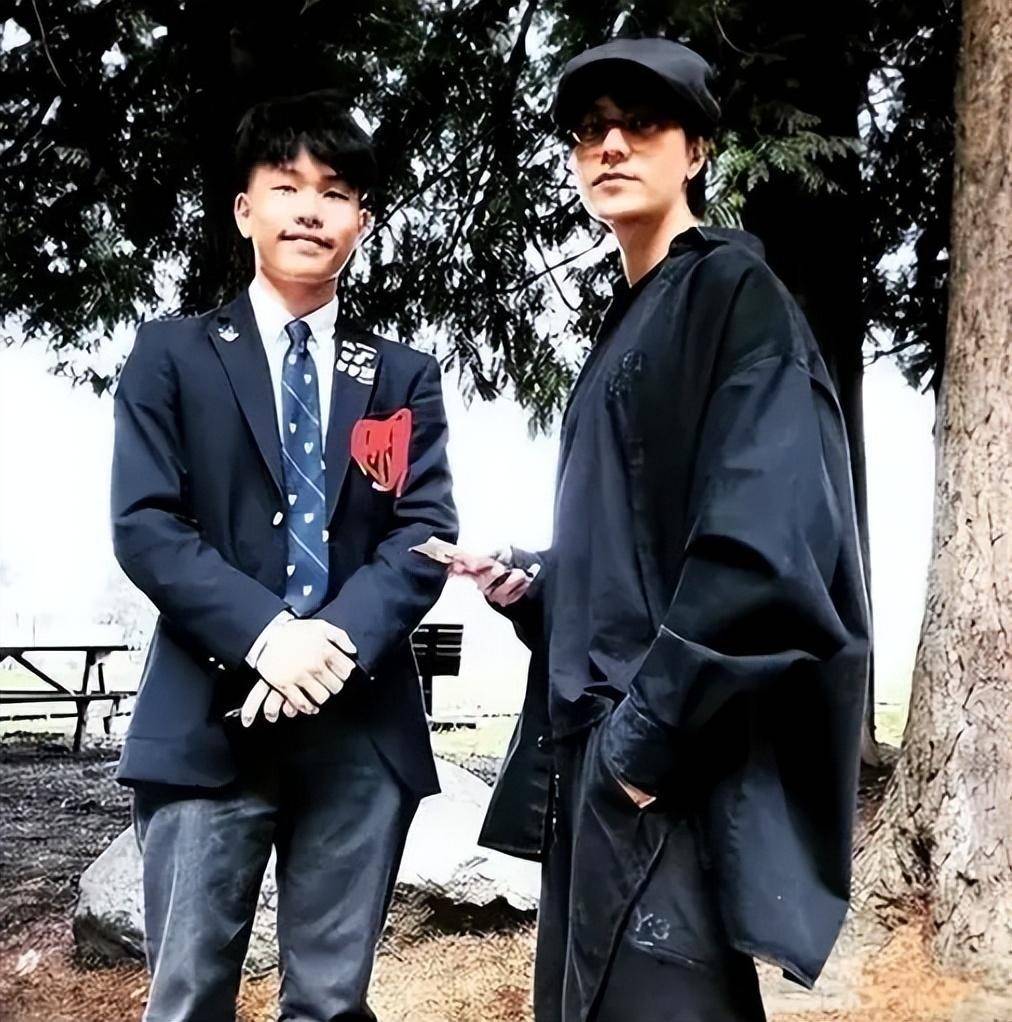 只有这两个小孩子依然由保姆带着,并最终坐上了陈坤准备好的车辆,这