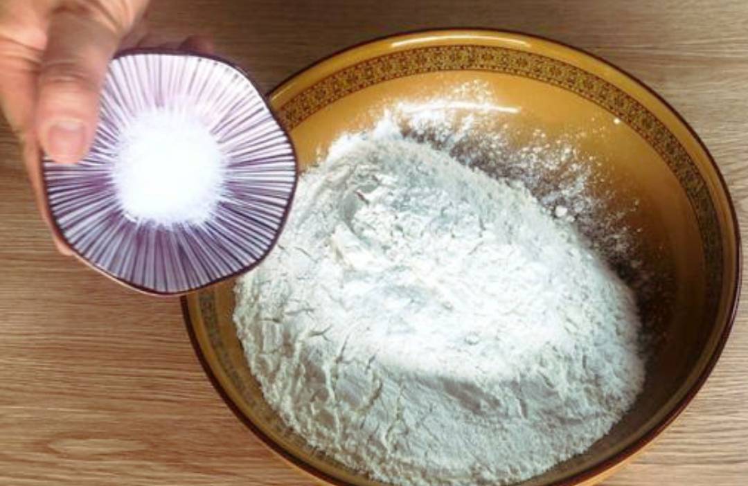 白醋77小苏打,白醋可以使草莓的保鲜剂清洗干净,再加上小苏打是天然