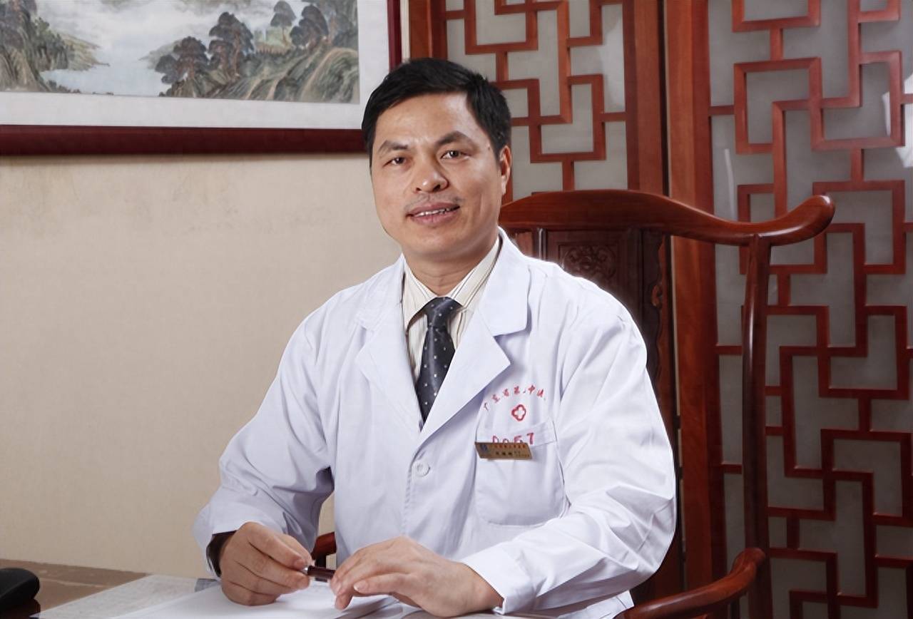名中医范德辉,龙氏治脊疗法传承人,他的养生秘诀很独特,你试试_先生