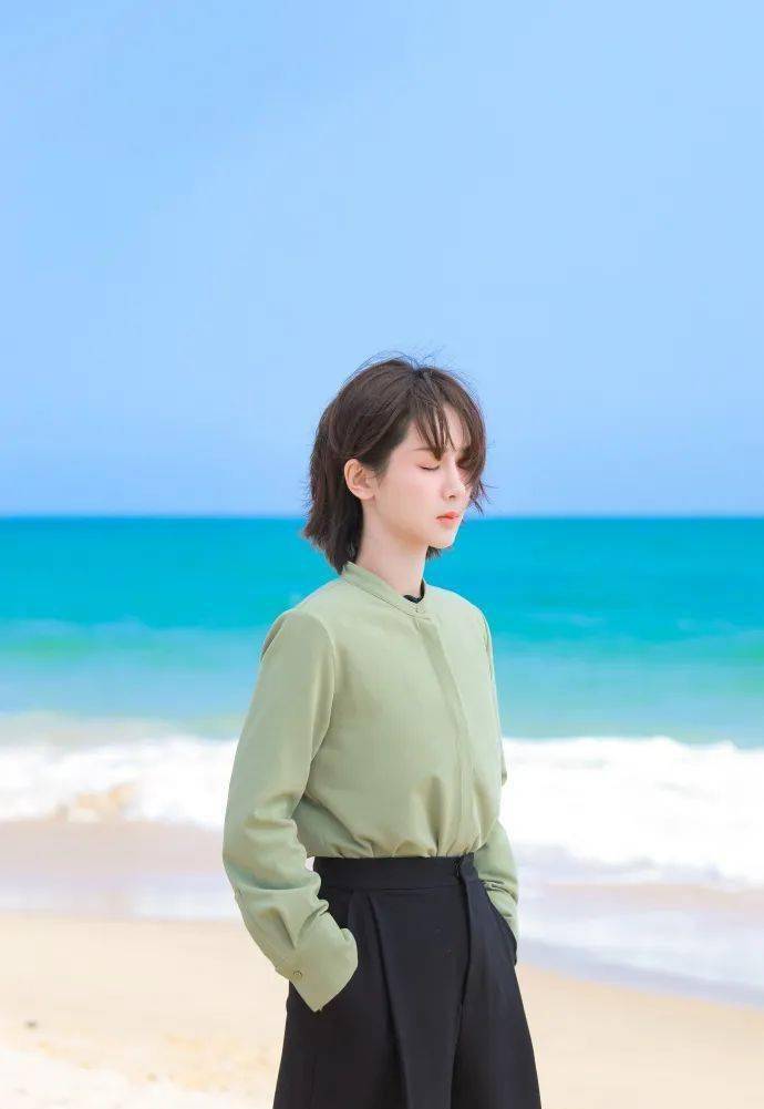 就是"头圆脸小",《青云志》宣传期间杨紫和赵丽颖同框,杨紫头围很大