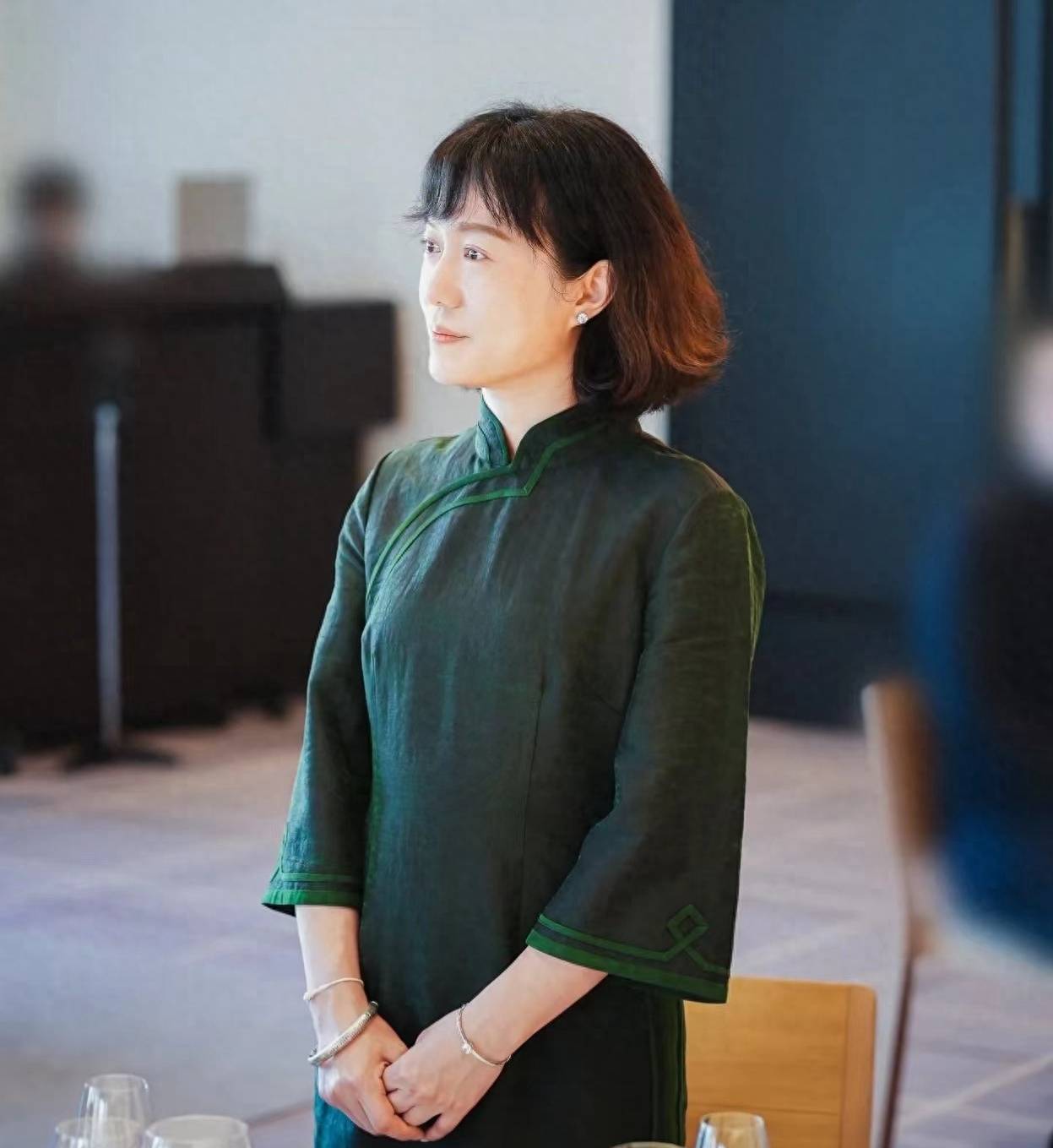 杨振宁妻子翁帆罕见出席活动,穿旗袍尽显知性美,47岁越来越漂亮_生活