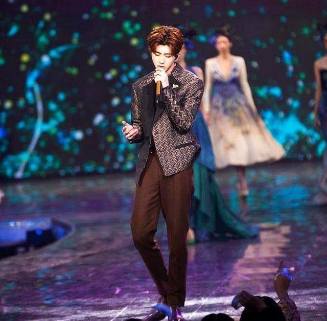 蔡徐坤唱歌杨幂走秀,你敢想象这是什么神仙组合吗?