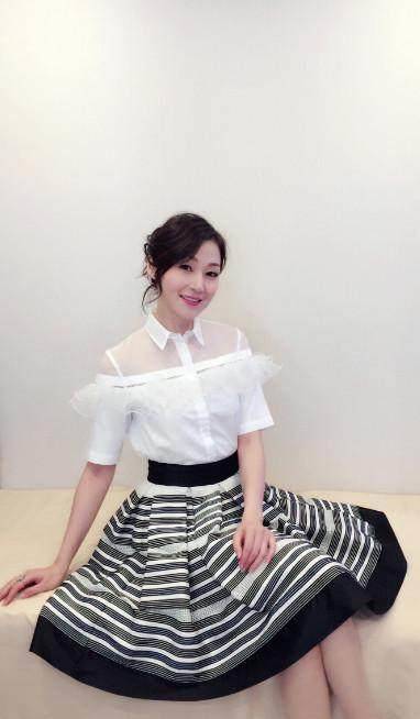 大长腿女神万绮雯做善事亲力亲为还大方和路人合照_杨恭如_功能_因为