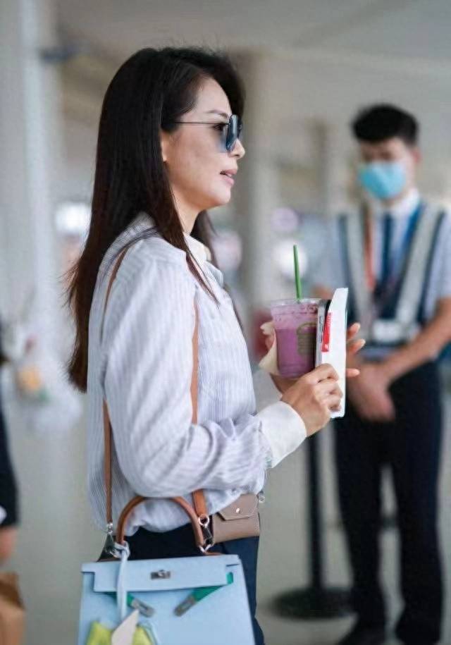 刘涛模样变化真大,变冷白皮脸不肿,打扮越发洋气看着还像20多_造型