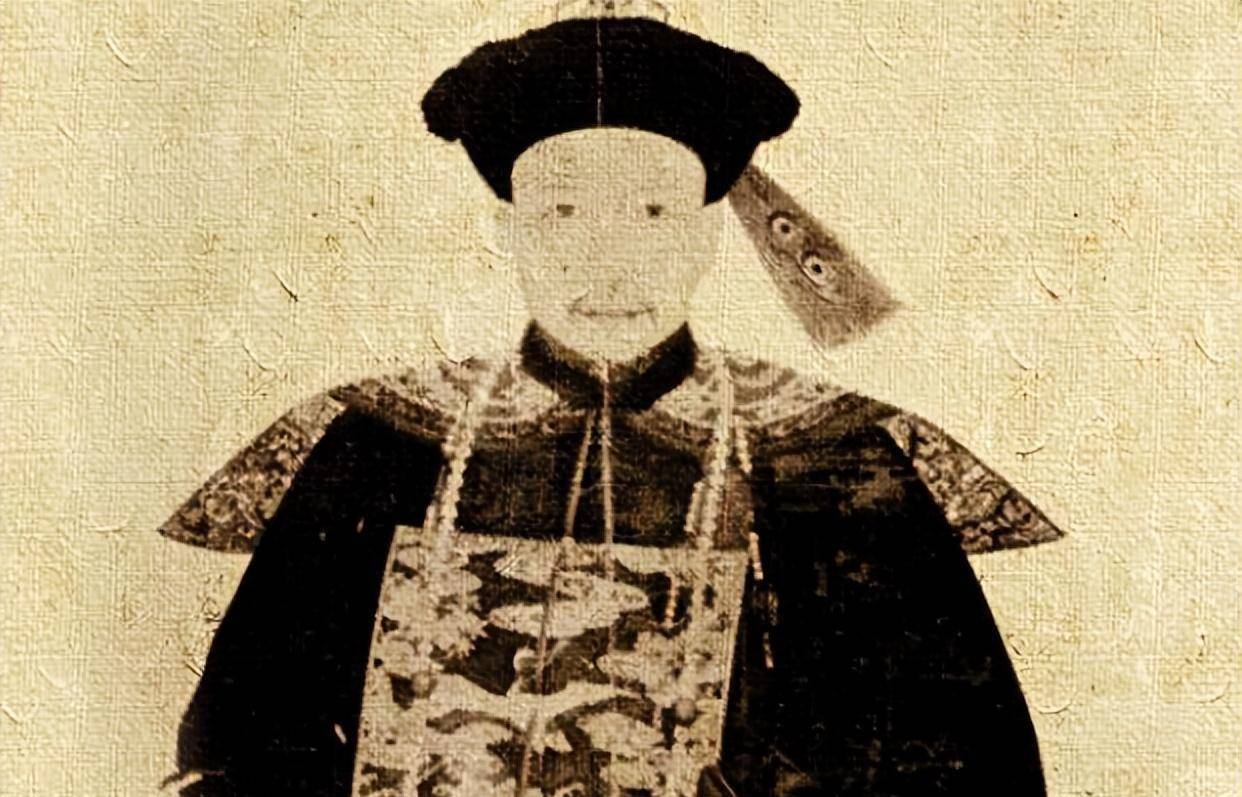 作为家里的大儿子,九岁之前,和珅的生活都过得十分滋润,备受家人宠爱