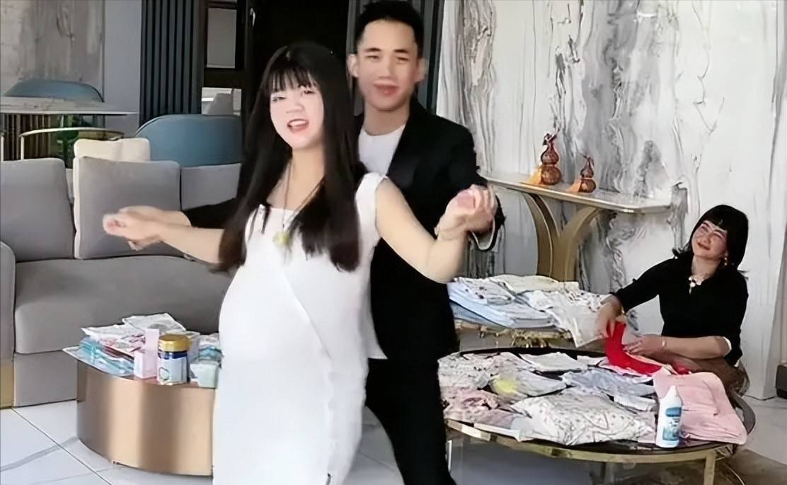 网红陈三废妻子生子,丈夫婆婆产房外拉横幅浮夸,随后就直播带货_陈橙