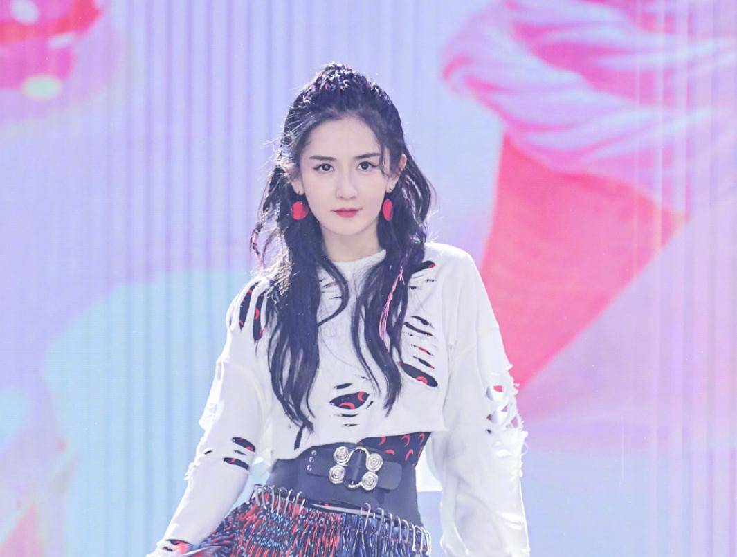 谢娜带双胞胎女儿外出,跳跳和俏俏身高相仿,被妈妈牵着非常乖巧_带着