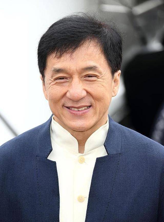 当年成龙跟嘉禾签约,片约不断,从此水涨船高_成家班_张子_兄弟