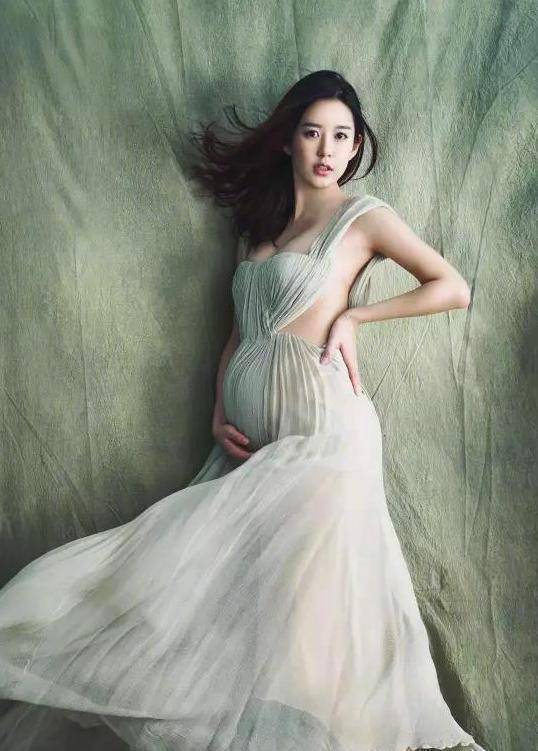 张子萱接女儿放学,肚子圆润孕相明显外套遮不住_生活_安安_孩子