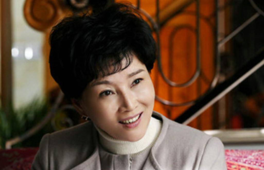 老演员朱茵:从艺40多年不温不火,婚姻不顺受打击,只愿女儿幸福_表演