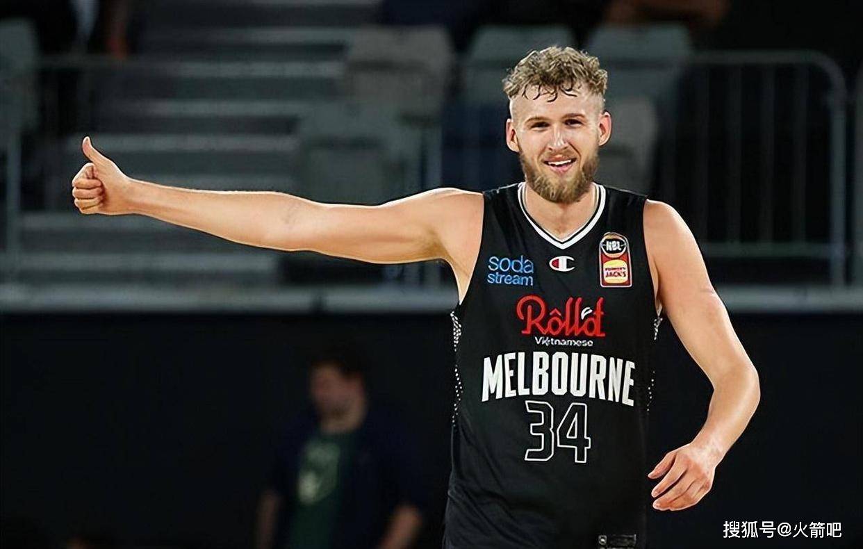 火箭队中锋兰德尔在国际比赛中脚踝受伤,无法参加揭幕战_世界杯