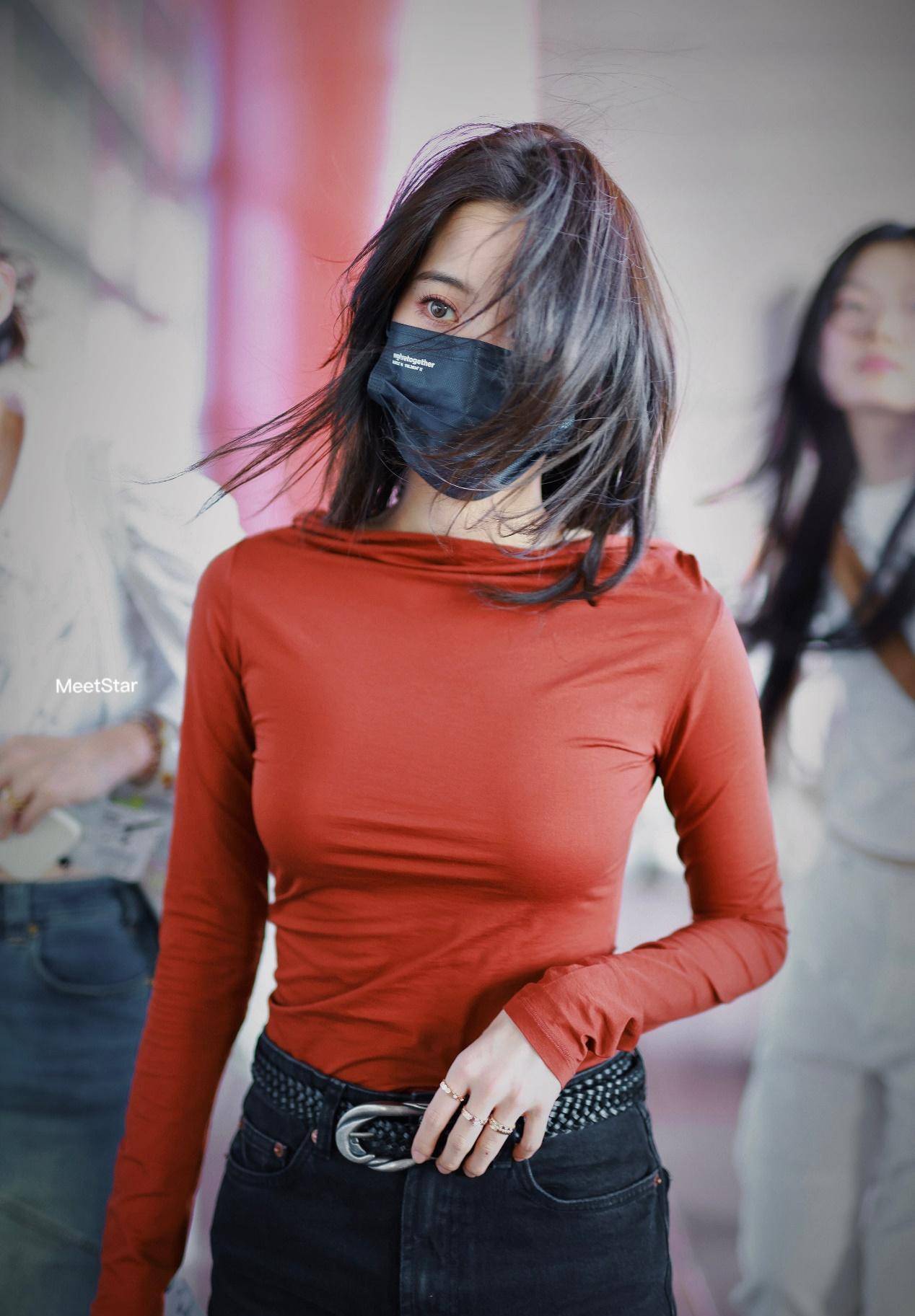 欧阳娜娜最新甜美酷炫时尚衣品解析!