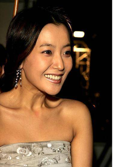 除去婚姻的打击,白冰变化并不多,依旧是爱笑的简单girl_金喜善_金莎和