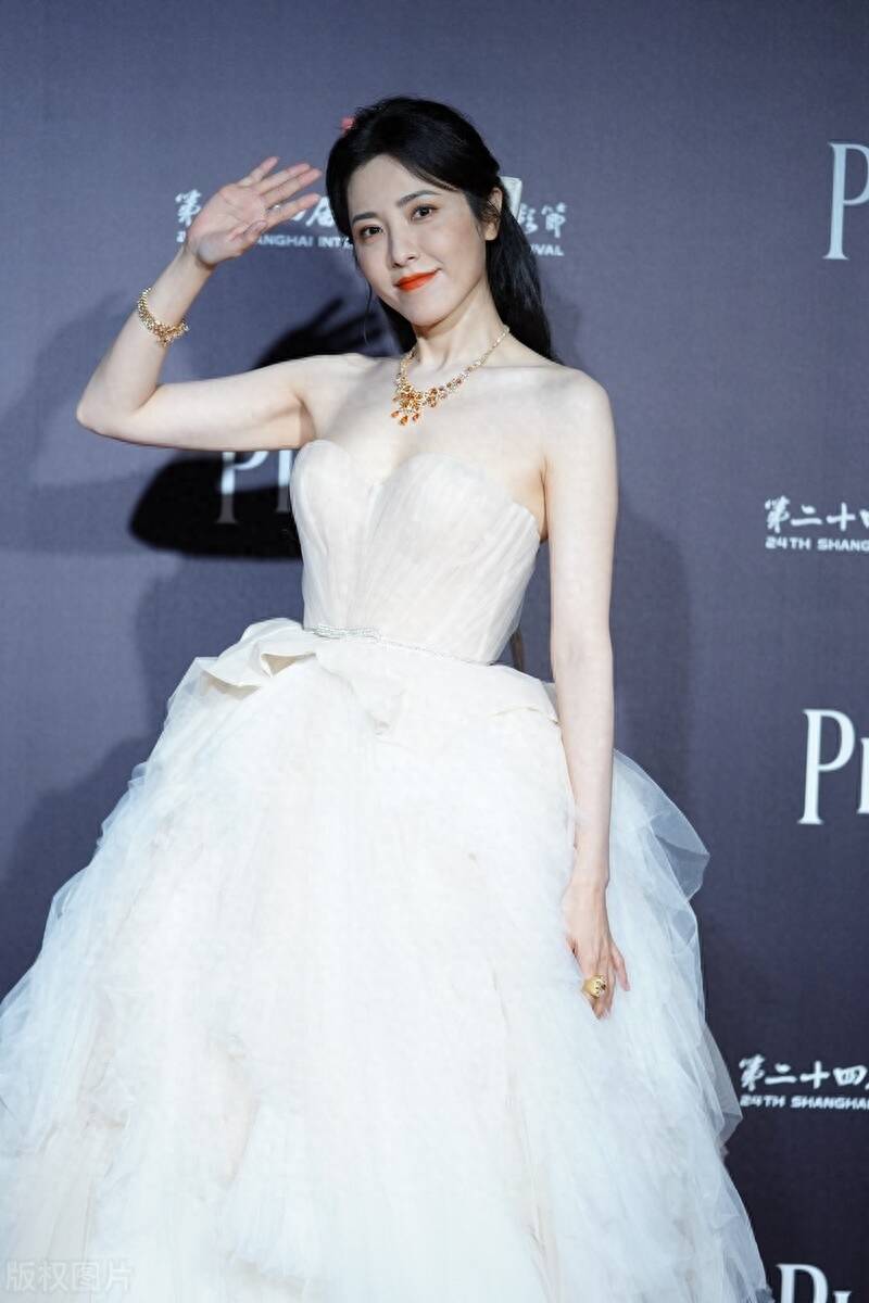 曾黎不愧是"中戏校花",穿抹胸裙秀傲人身材,人到中年更有韵味_衣服