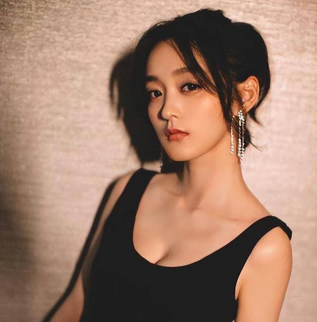 何泓姗:长相酷似周迅,演戏副业却展现神奇人生_摄影_角色_观众