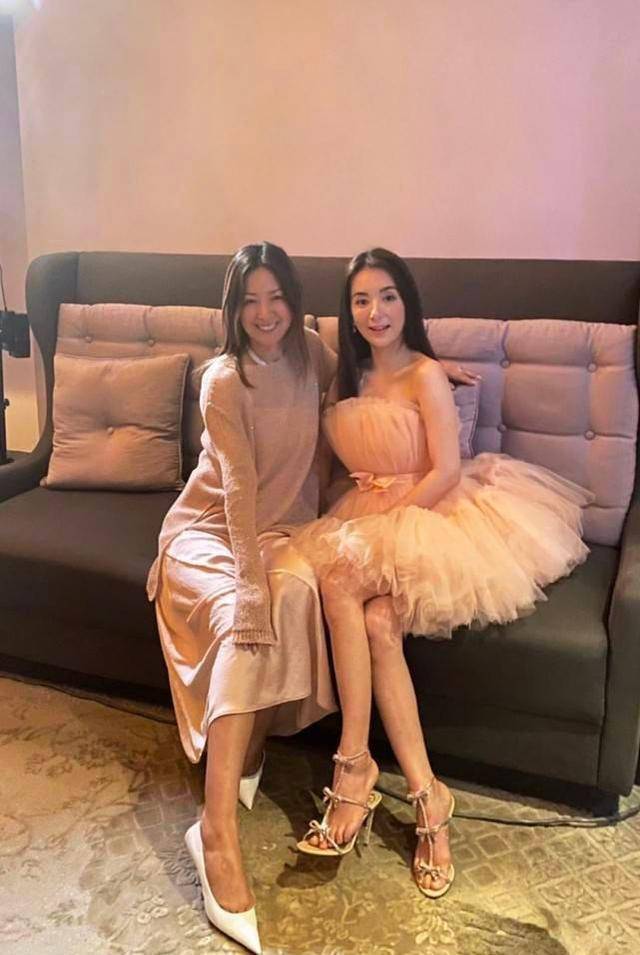 方媛与吴佩慈首度同框,合影站c位少女感十足,吴佩慈腰部发福明显_男友