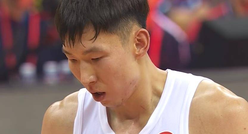 全场1分,4投0中,周琦在大巴上,眼神呆滞,无视广东球迷的鼓励_比赛