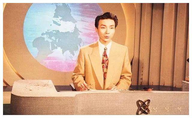 小时候康辉也经历过掏鸟蛋,玩泥巴的调皮童年,父母对