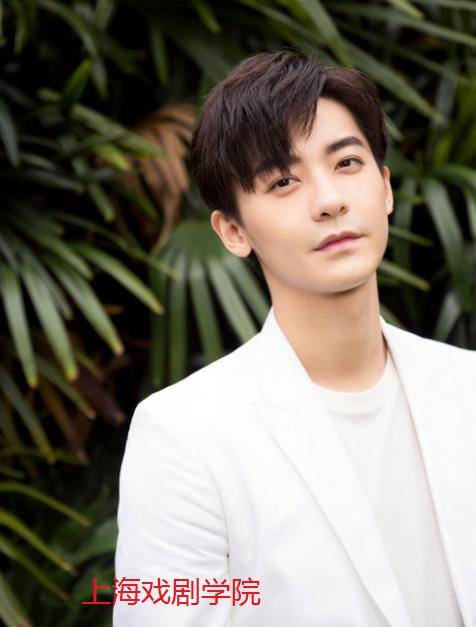 沈医生是女主的初恋,扮演者赵志伟,毕业于上海戏剧学院,之前参加《一