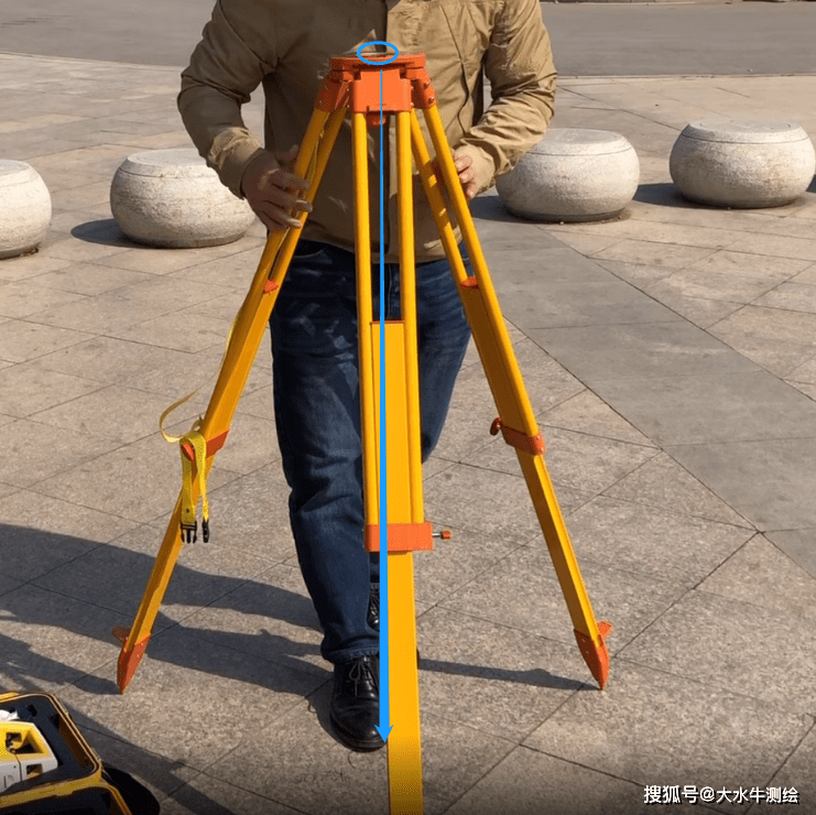 全站仪测量前的准备工作!仪器安置调平!_螺旋_箱子_三角架