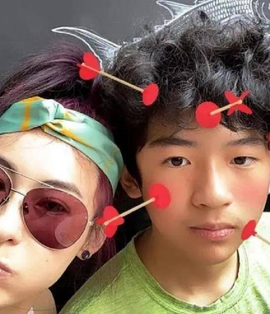 张柏芝16岁儿子疑早恋,与异性逛街举止亲密,网友:随爸_谢振轩_谢霆锋
