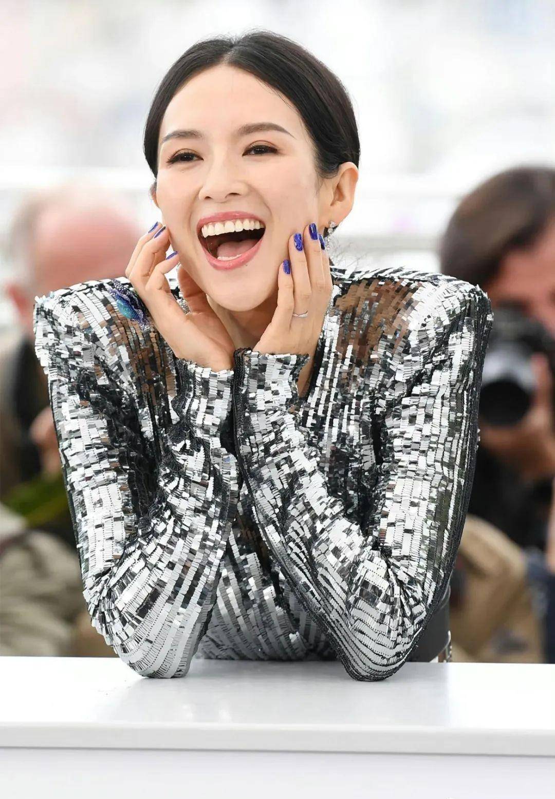 这件漂亮又个性的装扮一般人很难驾驭,但章子怡却完美地展现了他的