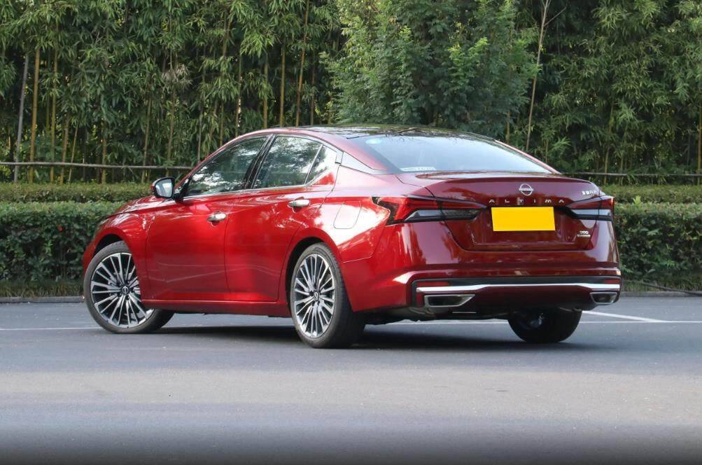 一口气降价3万,提供两款动力组合,轴距2825mm,实拍日产天籁_搜狐汽车