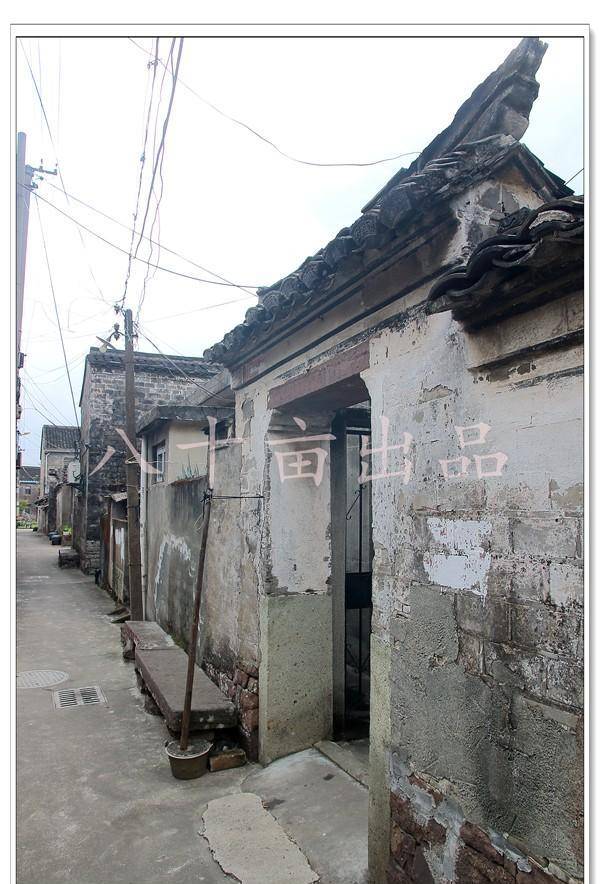 色彩鲜艳的墙绘郑家漕(后郑)老宅,坐西朝东,现存建筑由前二进组成