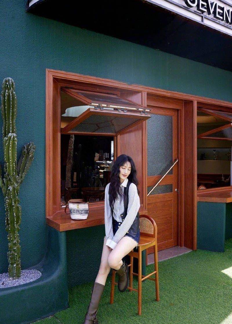 时尚女神张俪夏日写真:白衬衫 短裤 靴子展现完美大长腿_魅力_造型