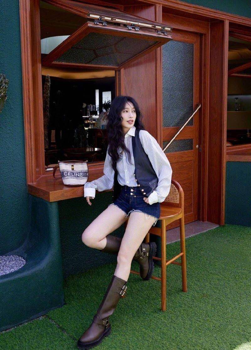时尚女神张俪夏日写真:白衬衫 短裤 靴子展现完美大长腿