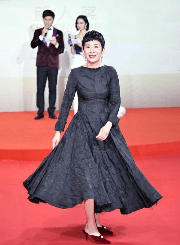 在街头拍到吴君如,身材下垂成这样,打扮却像保养很好的优雅奶奶_显得