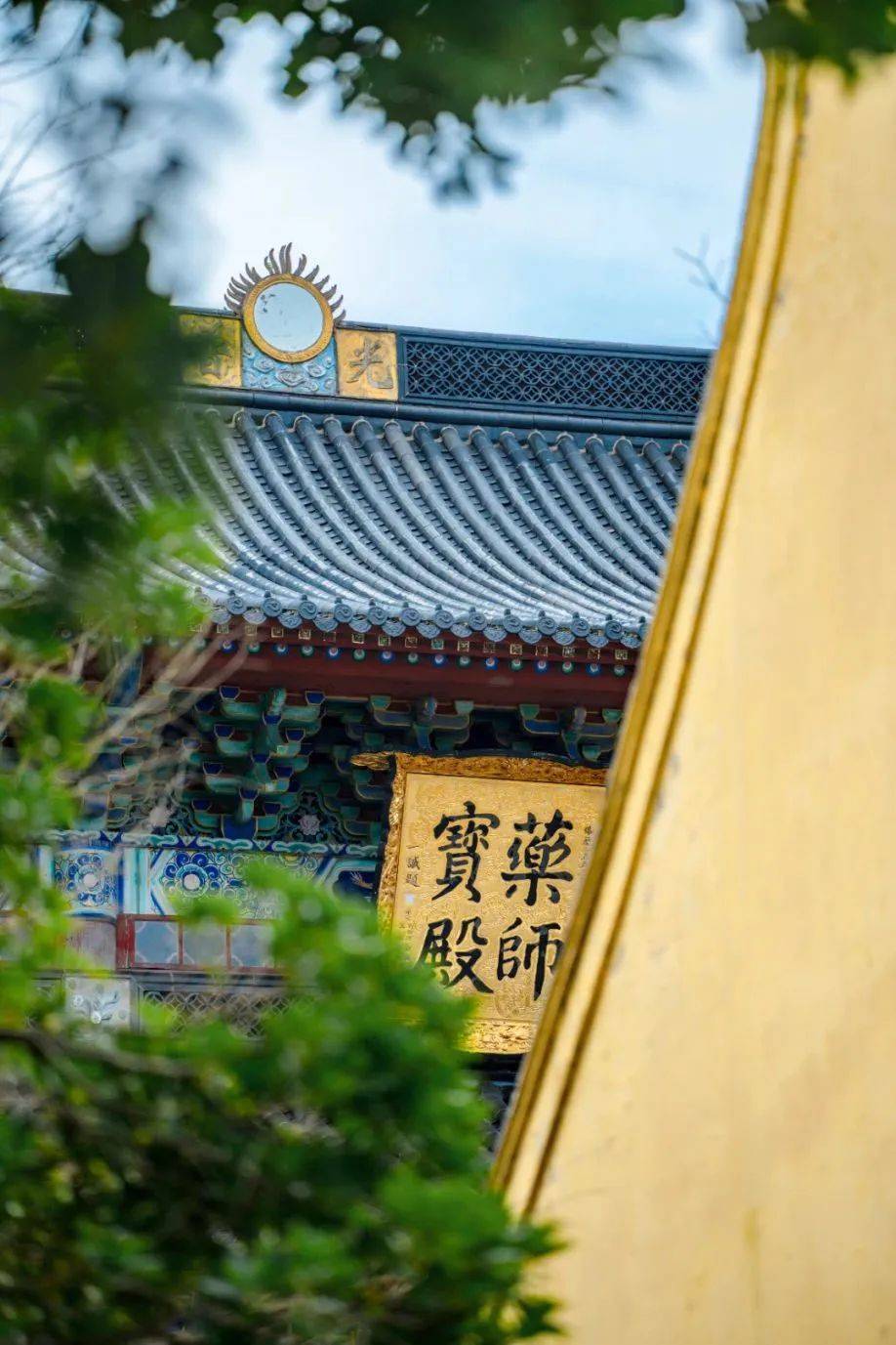 普陀【白雀寺】位于桃花岛仙人岭下,面朝塔湾金沙,相传为观世音菩萨