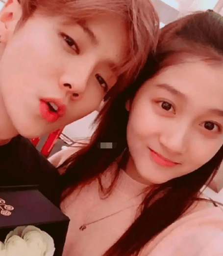 关晓彤鹿晗七夕现身日本,男方剪短发被认李荣浩,女方长腿仍抢镜_照片