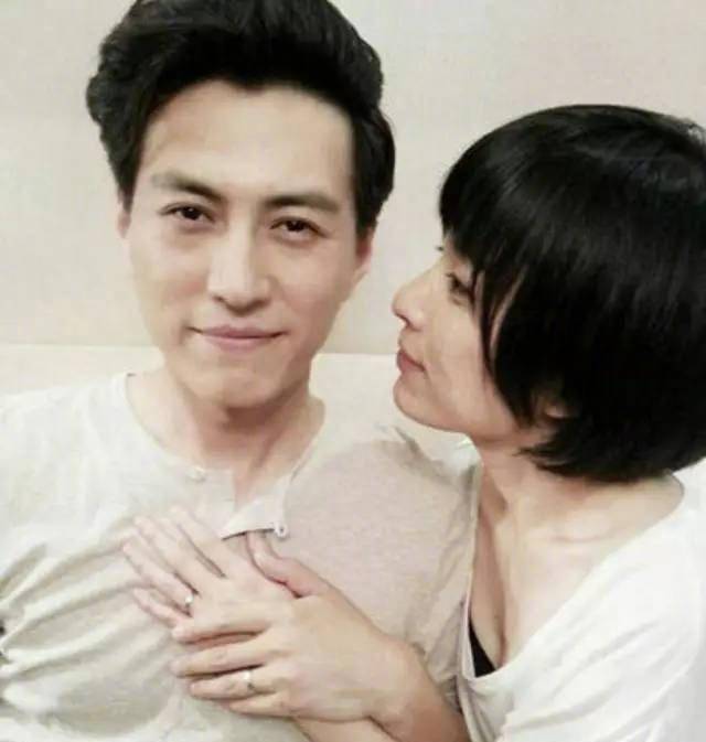 44岁靳东全家照,娶高颜值二婚老婆,儿子竟比靳东还帅_李佳_电影_电视