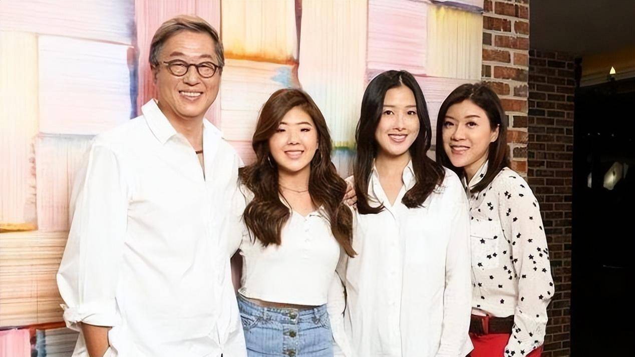 王伟忠:女儿嫁大学同学,对妻子一心一意,事业家庭两不误_节目_眷村