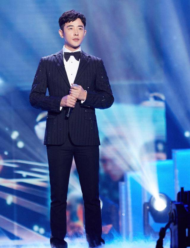 低调沉稳的罗晋,不仅演技一流,穿起正装来也更加有范儿_西装_黑色