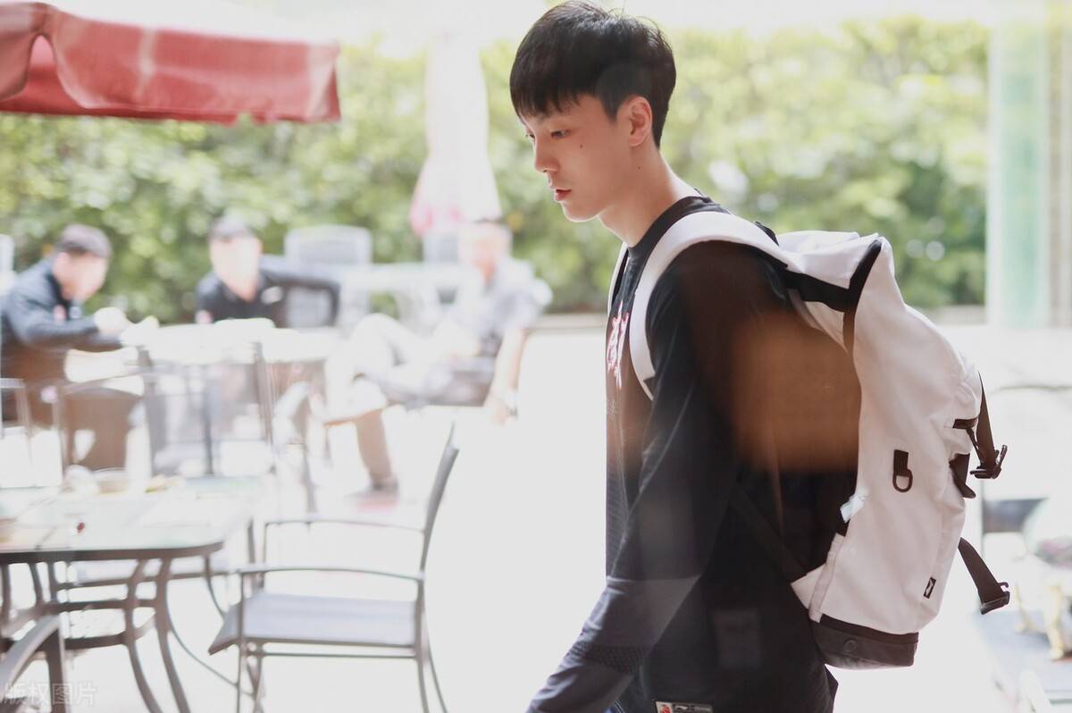 男篮回国离队第1人名单官宣,胡明轩揭谜底_孙铭徽_比赛_球员