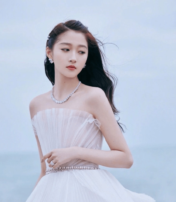 但父母没有发现她的变化,还一直给她接戏,关晓彤自己也很神奇,小时候