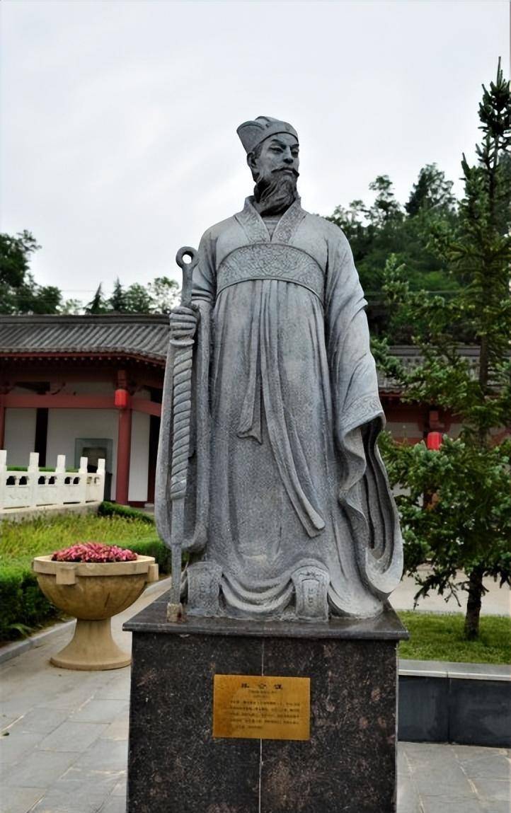 徐懋功雕像总结徐懋功临终之际,托附家小给弟弟徐弼,让他以房玄龄,杜