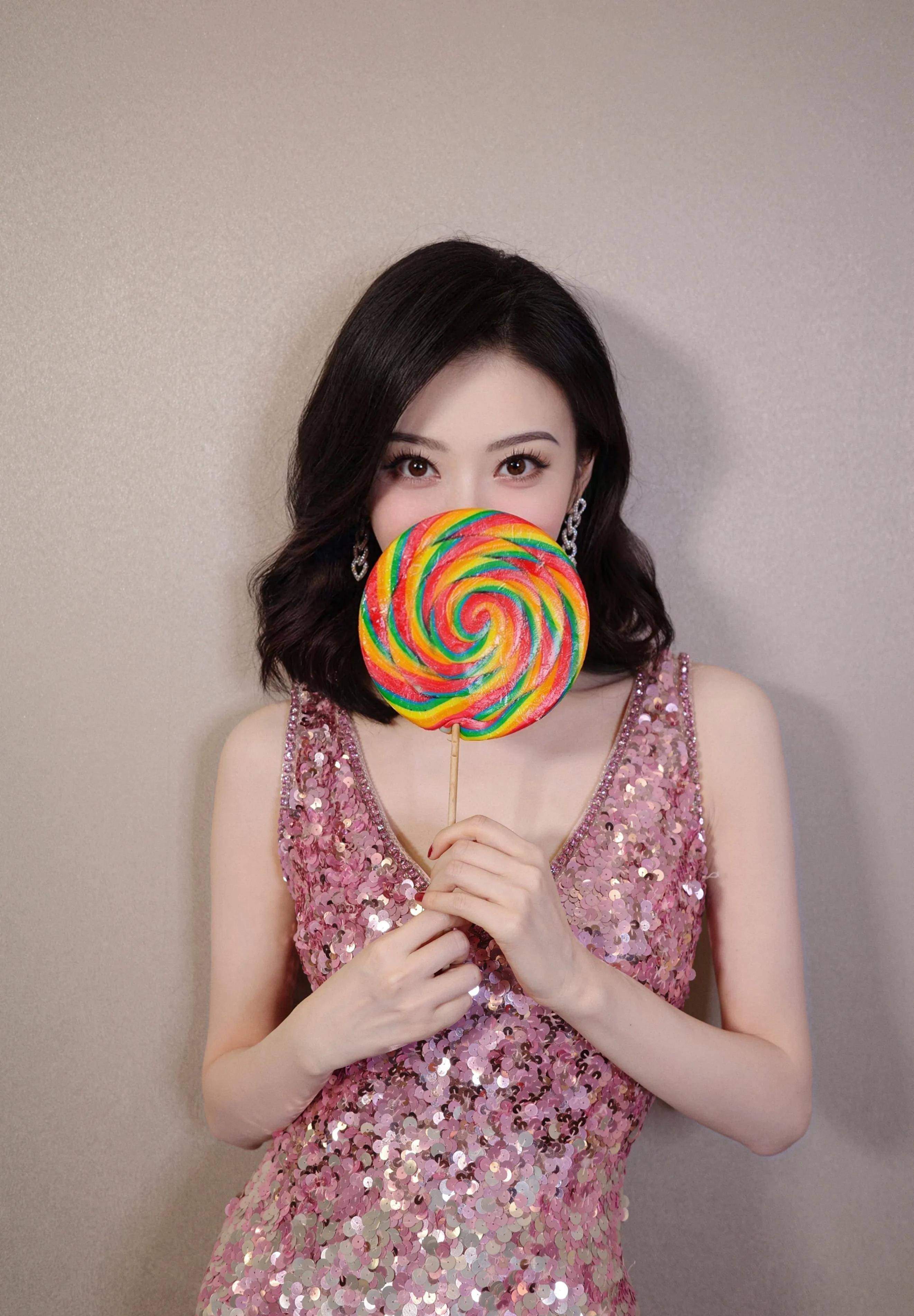 景甜美照美照v粉色亮片深裙,衣服如彩虹,皮肤如月亮_笑容_肌肤_光芒