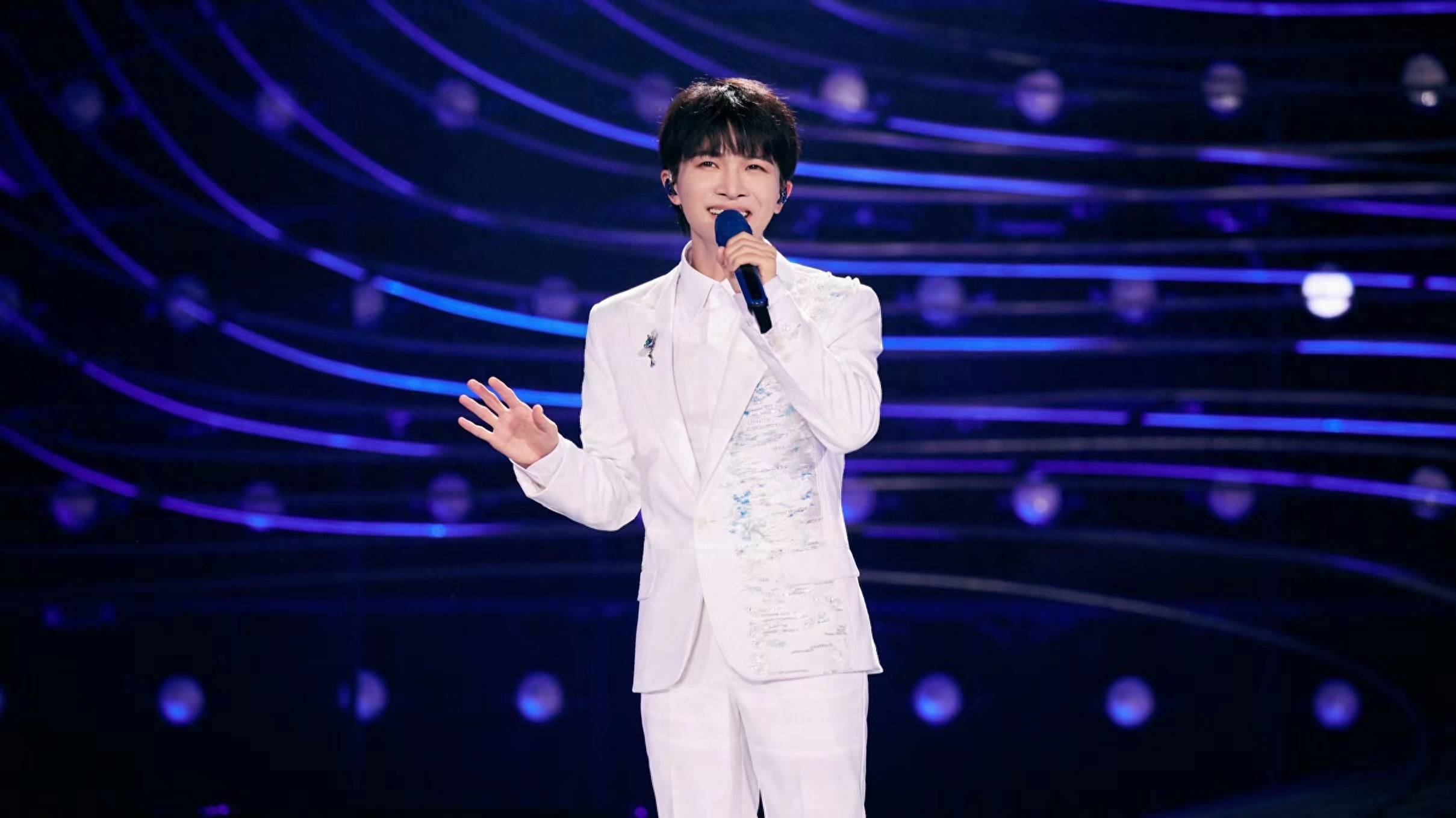 吉克隽逸在央视唱王宝钏的故事,周深压轴出场,深情演绎人间星河_舞台