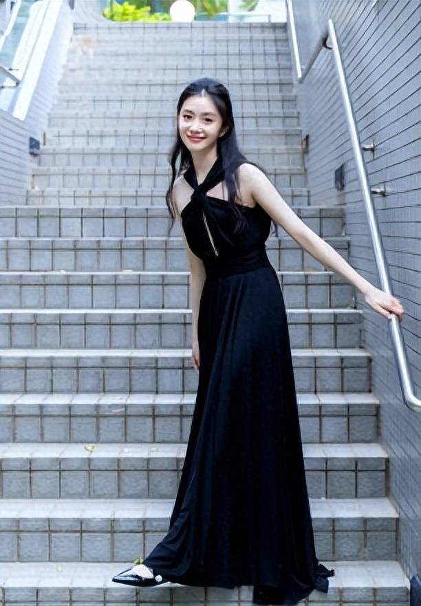 "谋女郎"刘浩存真会穿,一身黑色挂脖连衣裙,身材前的镂空真时尚_魅力