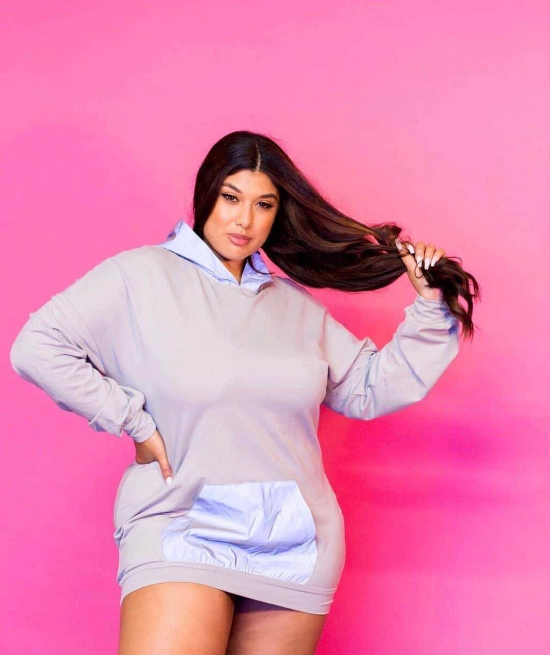 她拥有时尚时尚的身材,作为大号身材,模特身上没有多余的脂肪,真是