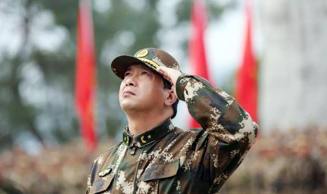 "独臂英雄"丁晓兵:身残志不残,一条臂膀,也能撑起血染的军旗_右臂