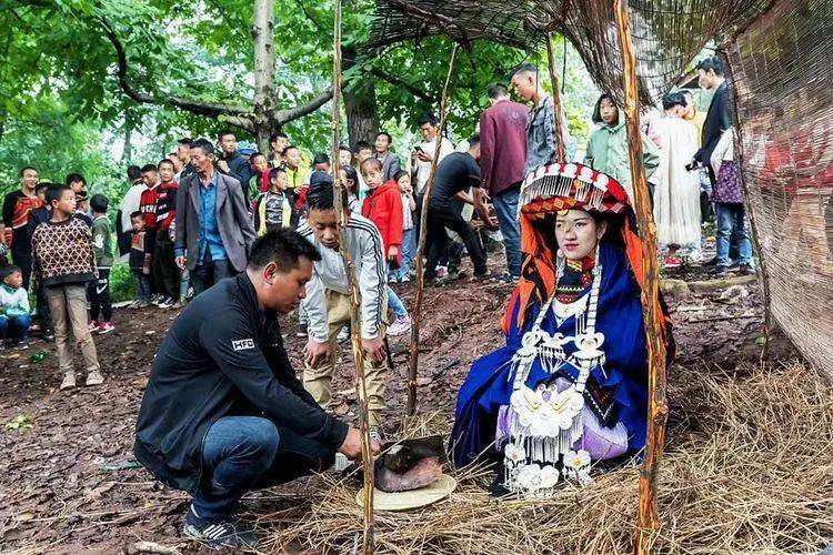 大凉山彝族婚俗,原生态乡村赶集交流/牛羊市场,扶贫"赶集车"摄影_西昌