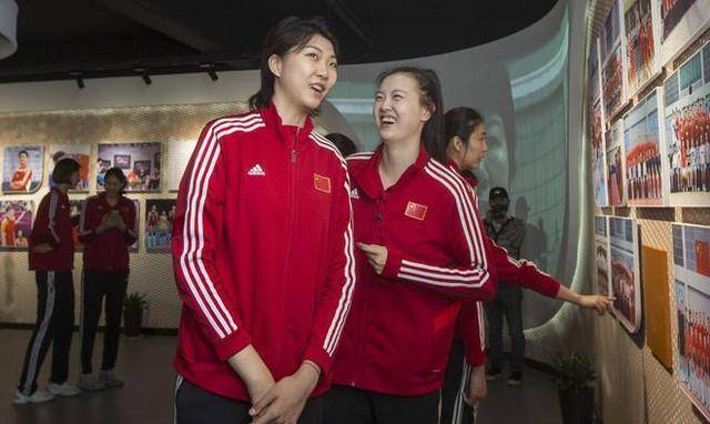 朱婷和帅哥合照受祝福,中国女排归队原因曝光,与张常宁不同_球迷_蔡斌