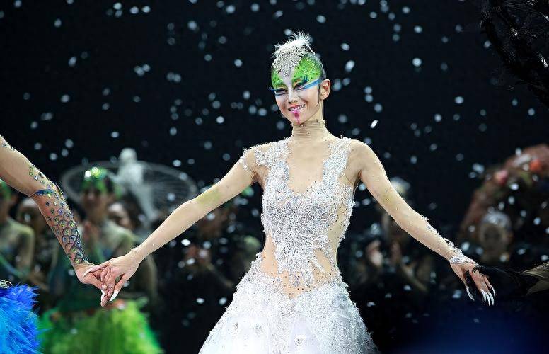 杨丽萍为了艺术真是拼了,衣服竟是画的,身上的纹路看得一清二楚_舞蹈