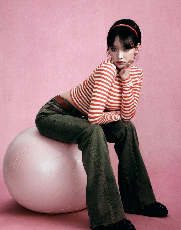 程潇《精品购物指南》封面,穿豹纹下身失踪,性感演绎人间芭比_粉色